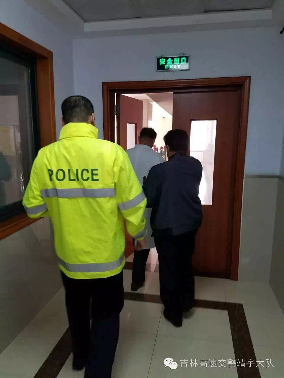 女子被蛇咬幸亏小伙及时救治,女子河边散步被蛇咬