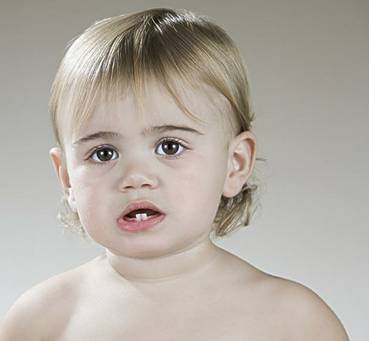 牙医爸爸帮小孩检查牙齿,儿童牙齿矫正父母必看