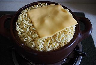 韩式泡菜部队锅做法,部队锅韩式火锅味道