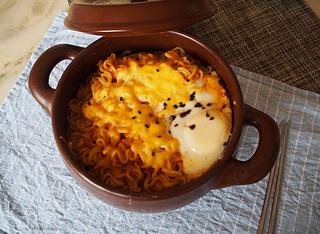 韩式泡菜部队锅做法,部队锅韩式火锅味道