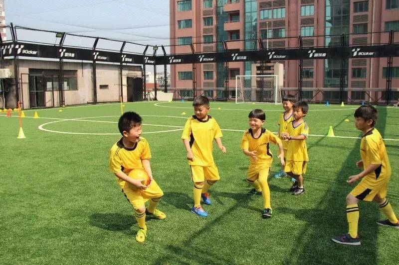 足球世界快来领取你的专属球员,足球世界邀请新人