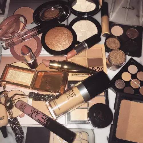 因为粉底液少了几个色号、店员不懂化妆，丝芙兰被喷“种族歧视”...