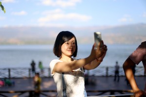 初冬的泸沽湖视频,初冬泸沽湖的水