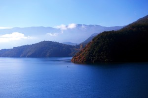 初冬的泸沽湖视频,初冬泸沽湖的水
