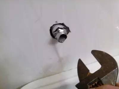 入墙式水龙头断了如何取出,断在墙里的水龙头怎么弄出来