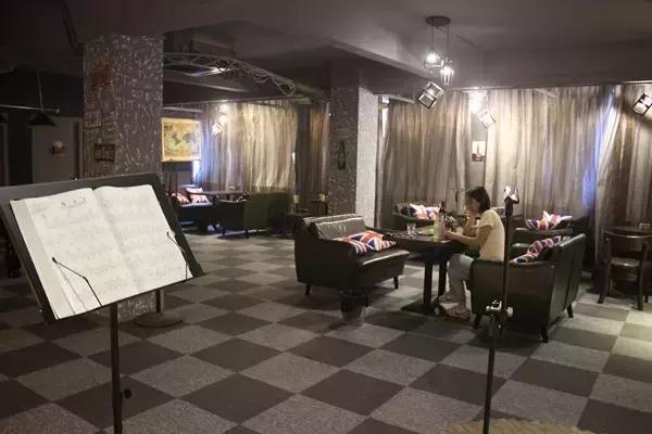 坪石第一家工业风清吧，在这里我可以泡一天。