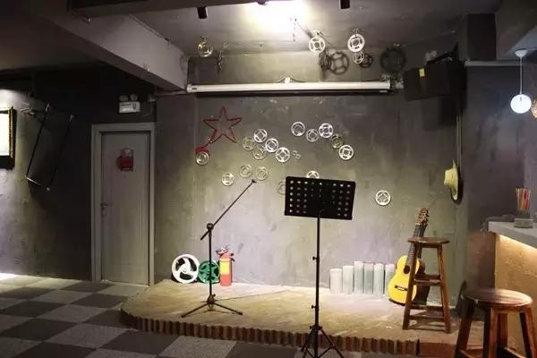 坪石第一家工业风清吧，在这里我可以泡一天。