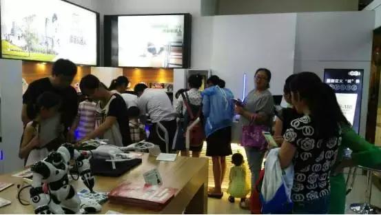 嘉世达机器人体验店,嘉世达擦玻璃机器人
