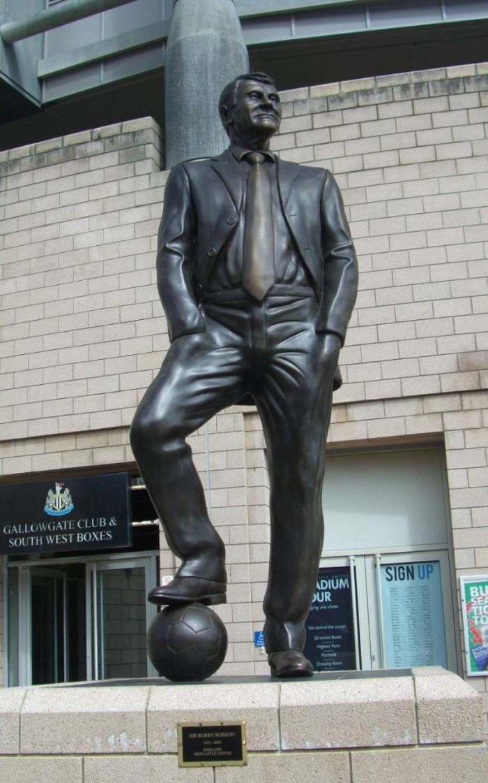 足坛十大奇葩苏亚雷斯,足坛雕像