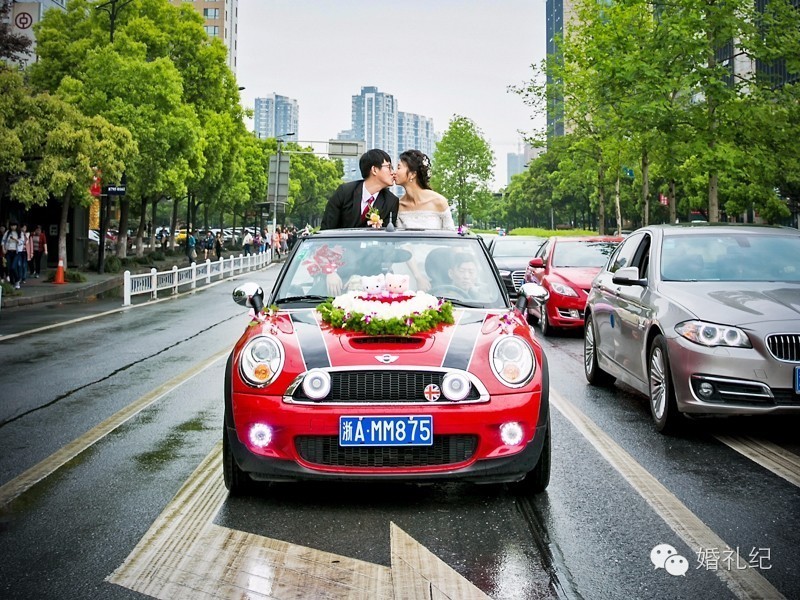 租个车队要大几千，问土豪朋友借婚车靠谱吗？