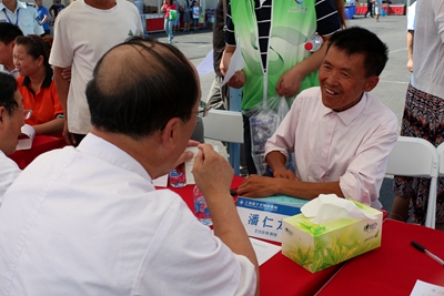 蓝十字脑科医院华漕镇旅游购物节为市民送健康
