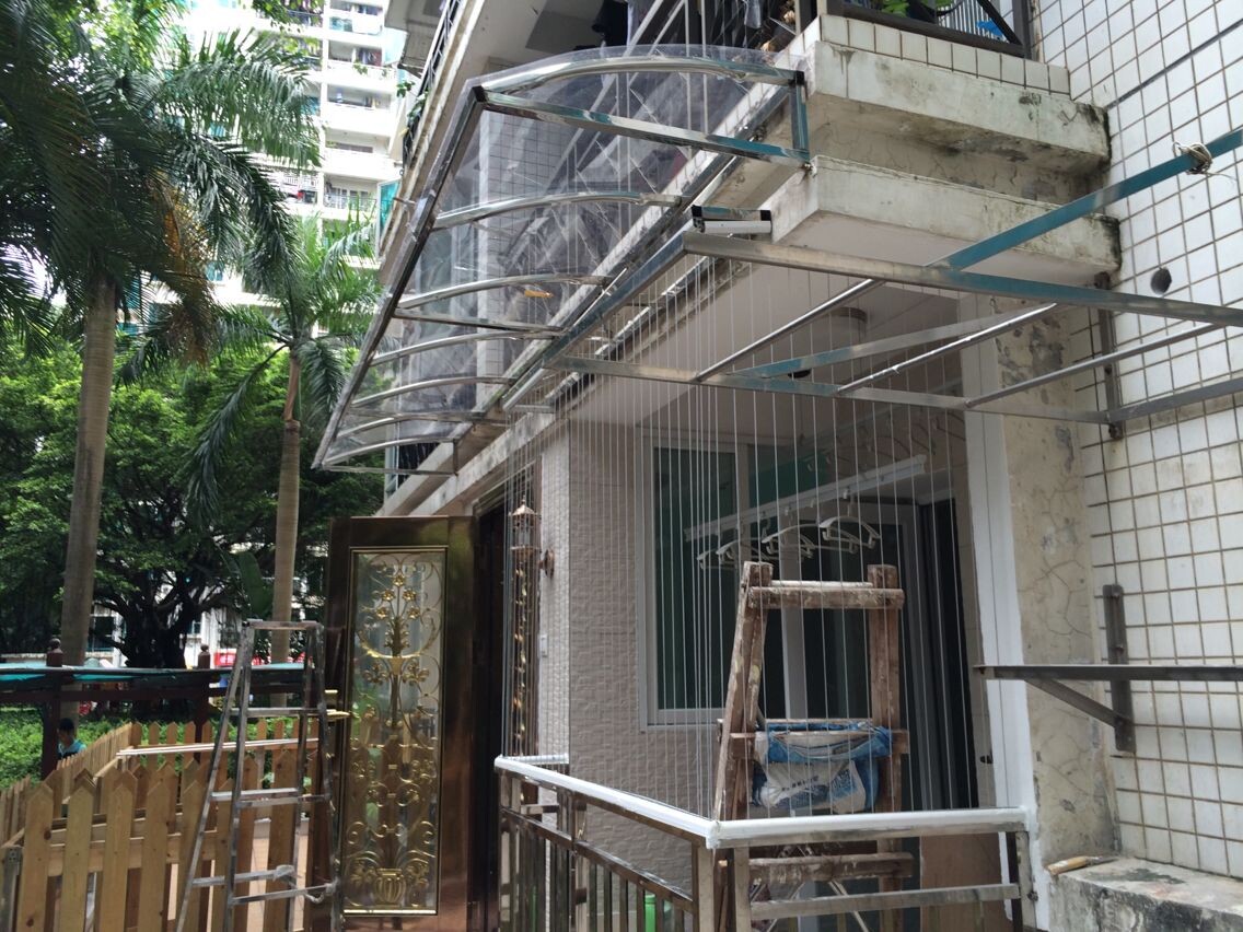 阳台装了防盗窗后怎么装遮雨棚,阳台封窗上沿了还有必要装雨棚吗