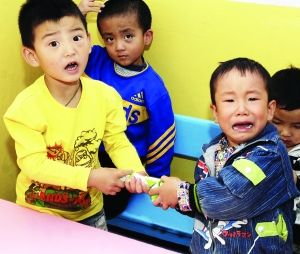 幼儿争抢玩具后果视频,孩子抢玩具发生争执怎么办