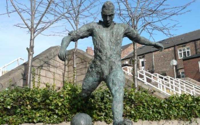 足坛十大奇葩苏亚雷斯,足坛雕像