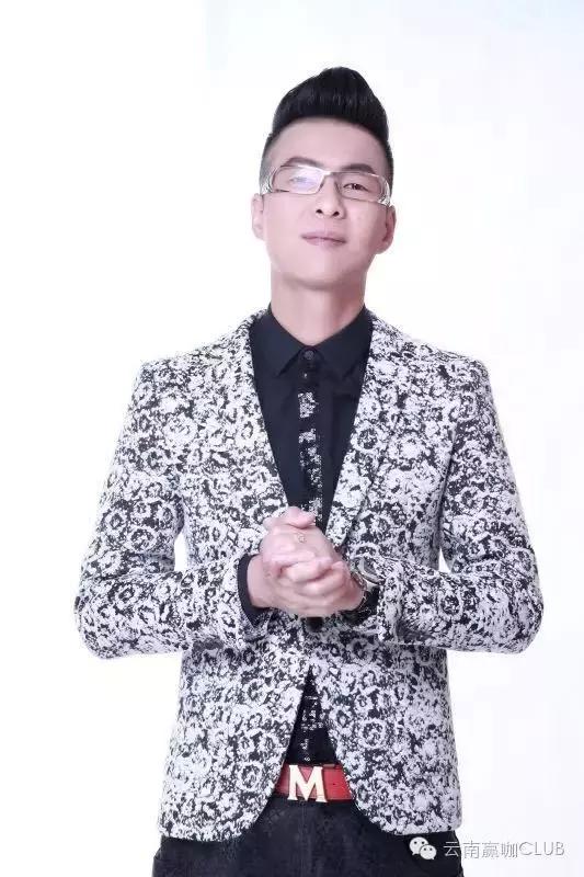 易欣出席活动,易欣现场演出