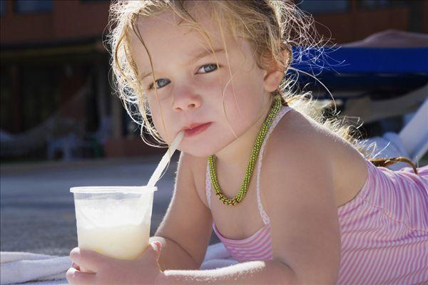 婴儿几个月学用吸管杯喝水,宝宝几个月使用吸管杯喝奶