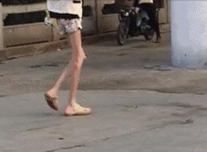 泳衣上有多根带子怎么穿,泳衣后背的带子怎么系