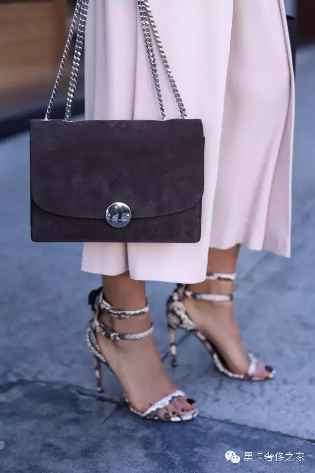 女生的包包价值多少钱 (女人包包值多少钱)