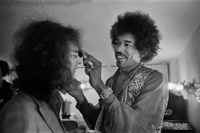 他是能唤醒吉他灵魂的传奇吉他手，46年前，他杀死了吉他和自己