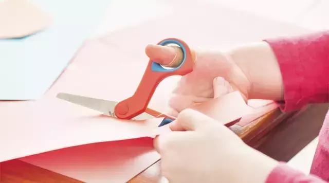 婴儿手划破了可以用创可贴吗,宝宝被刀割伤贴创可贴不流血了