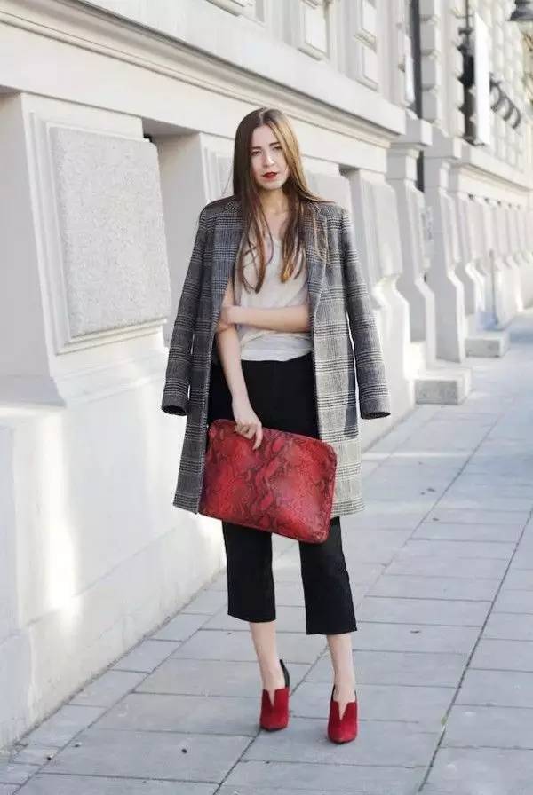 卫衣穿搭加校服,卫衣的最佳搭配方法