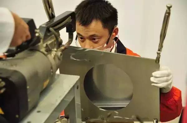 汽车钣金漆面有点凹怎么修,什么是汽车钣金凹凸怎么修复