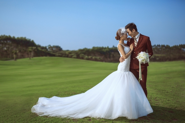 想把婚纱照拍好看一点,婚纱是怎么穿好的