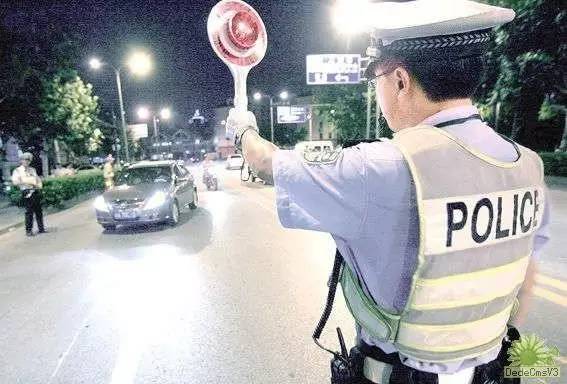 交警抓到警察怎么处理,交警当场抓到扣分是当时扣吗