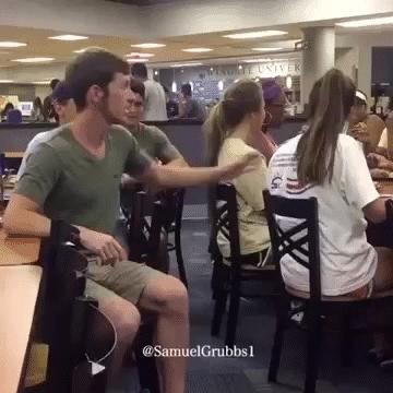 老师居然说我不举，你为什么不举？全班就你一个人不举！