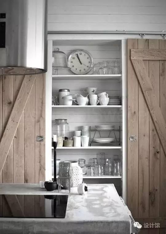 推拉门里面卡东西推不动了,厨房推拉门吊轨推不动怎么修