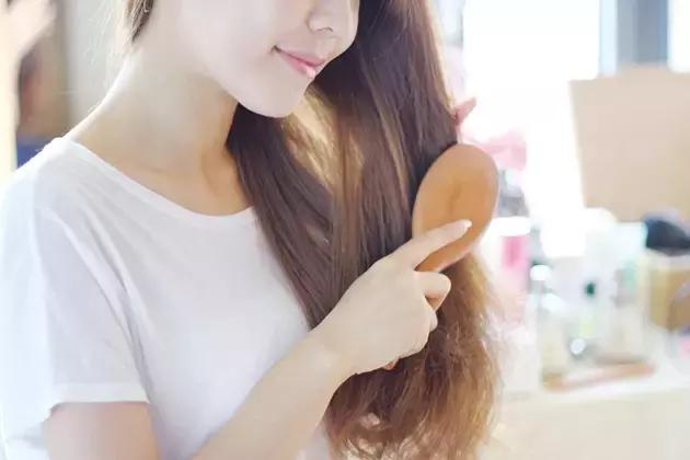 女孩大量脱发是什么原因,脱发突然严重女生怎么调理