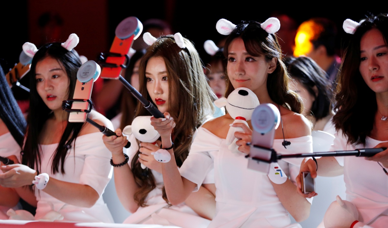 乐视乐Pro3发布，数百名网红校花助阵场面壮观