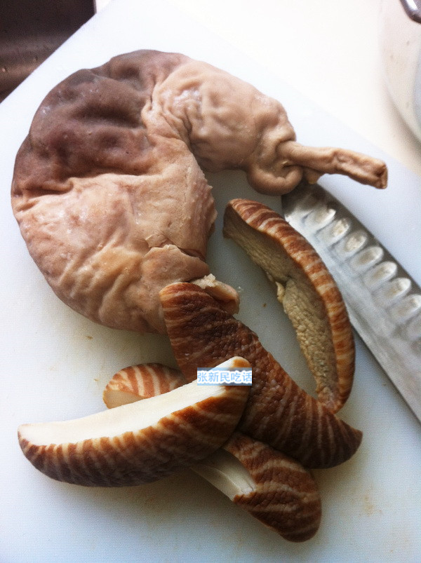 红螺也叫椰子涡螺，潮州旧志称其“壳红肉劲”，很考较厨师的工夫