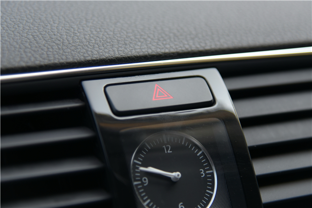 拒绝大宝剑不做无知小白仪表盘上亮起了红灯你还敢开车吗？