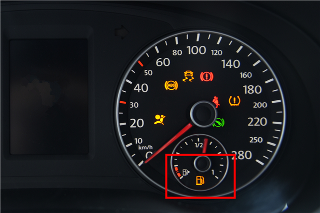 拒绝大宝剑不做无知小白仪表盘上亮起了红灯你还敢开车吗？