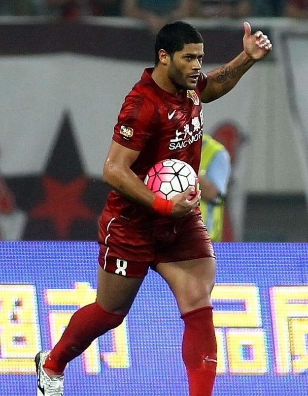 c罗大腿肌肉对比梅西,c罗的大腿有多粗