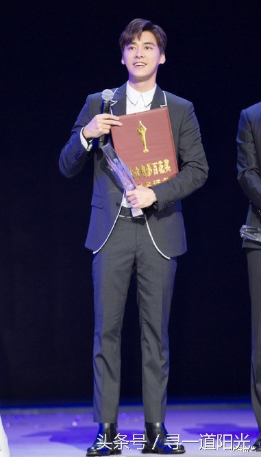 杨颖李易峰百花奖视频,金鸡奖李易峰杨颖