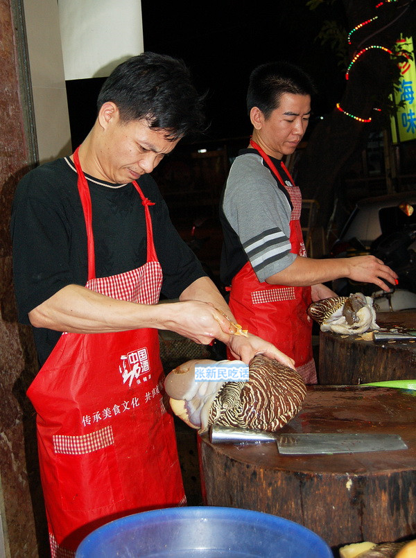 红螺也叫椰子涡螺，潮州旧志称其“壳红肉劲”，很考较厨师的工夫