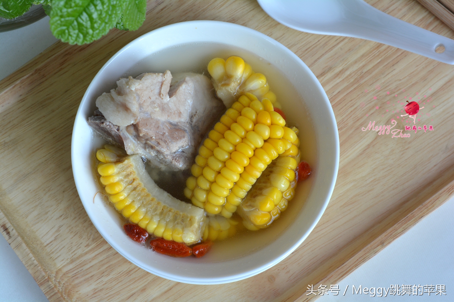 排骨汤里加蔬之鲜,排骨汤这样做全家人爱喝