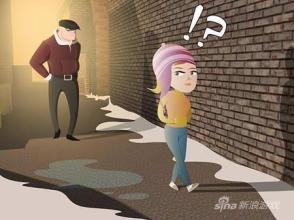 女生夜晚单独走夜路被尾随,女子夜间遭人尾随殴打