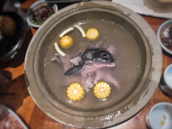 石锅鱼好处,原生态石锅鱼美味