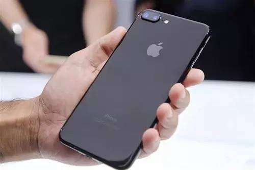 东海最先用上iphone7的这批人说_______。