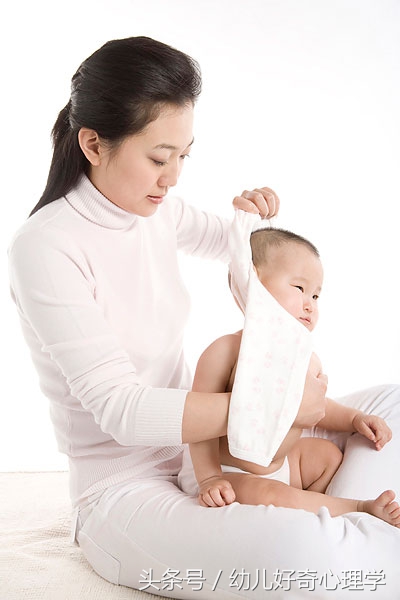 婴幼儿手脚冰凉身上暖和,宝宝浑身发烫手脚发凉怎么处理