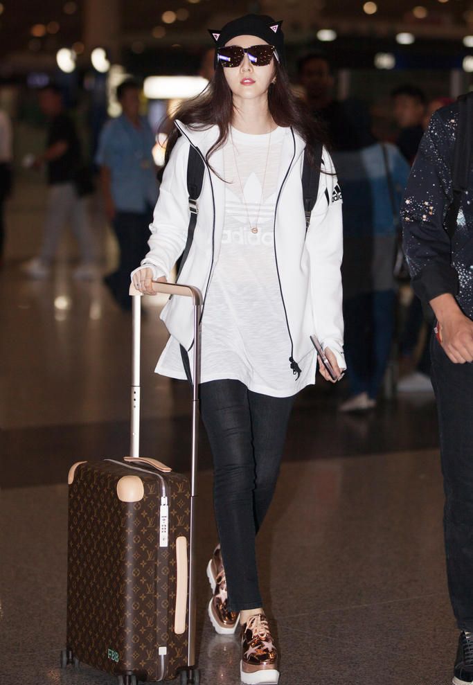 明星穿什么｜Baby背爆款万元大牌包，范冰冰外套6百块