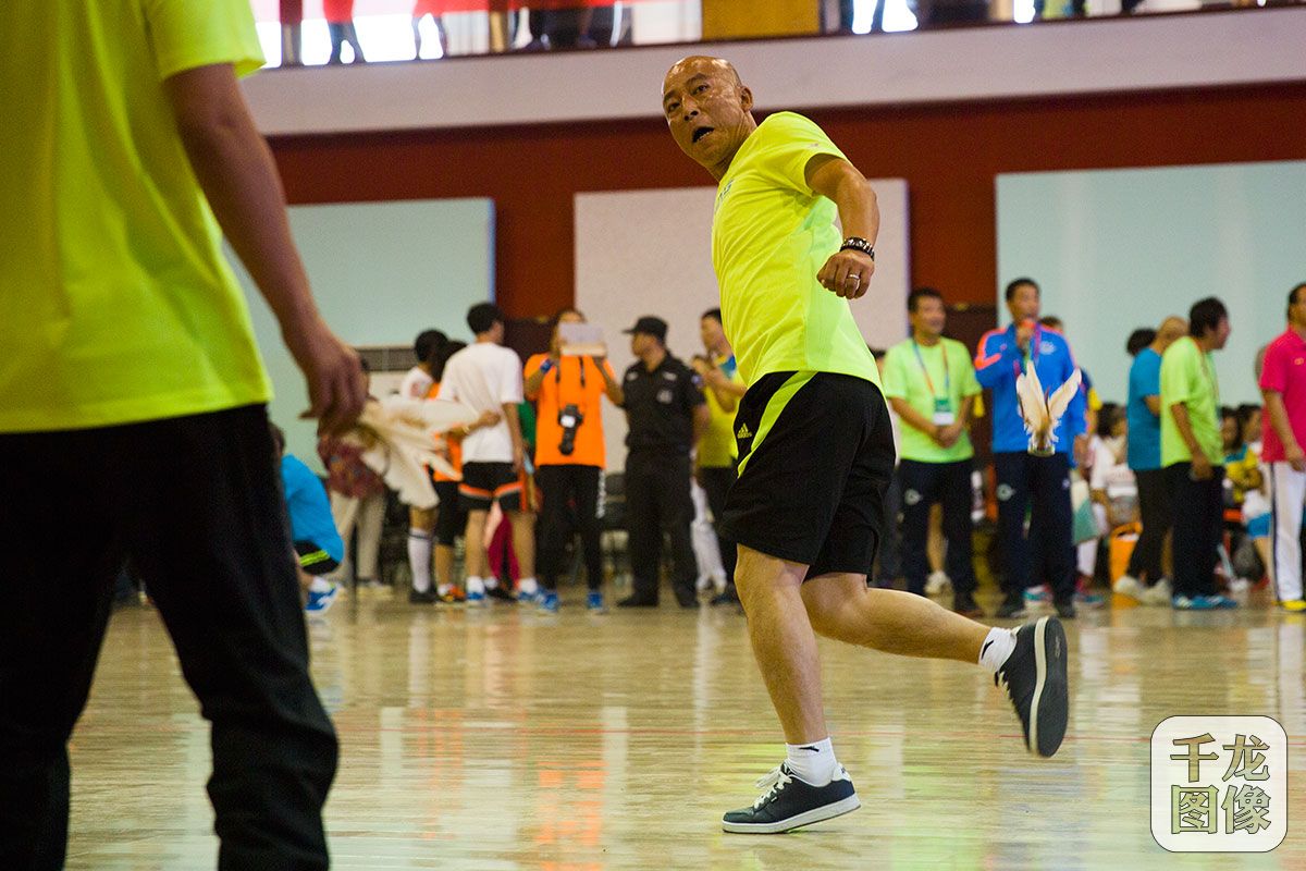 你能踢几个鸡毛毽子,你能把足球踢到太阳上面吗