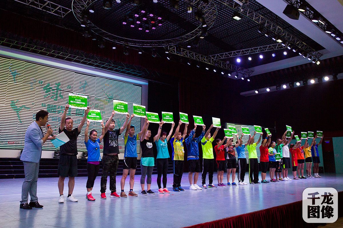 你能踢几个鸡毛毽子,你能把足球踢到太阳上面吗