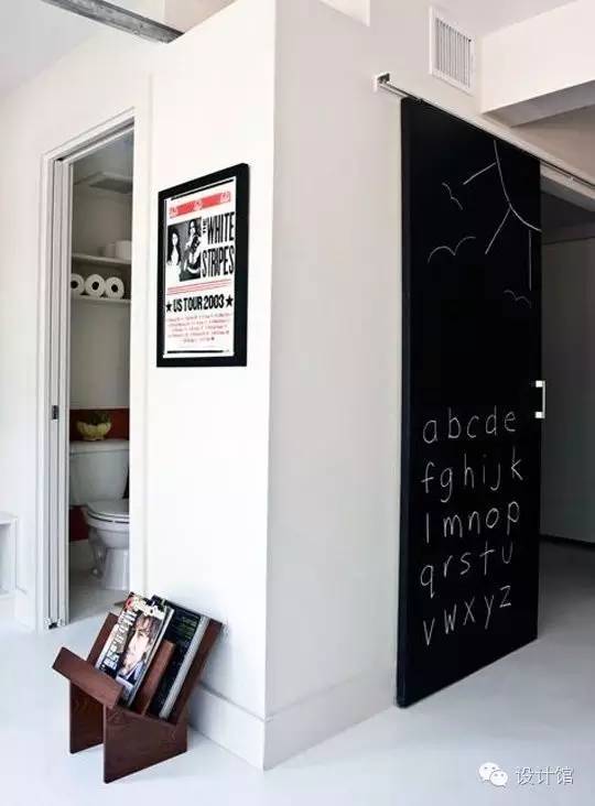 推拉门里面卡东西推不动了,厨房推拉门吊轨推不动怎么修