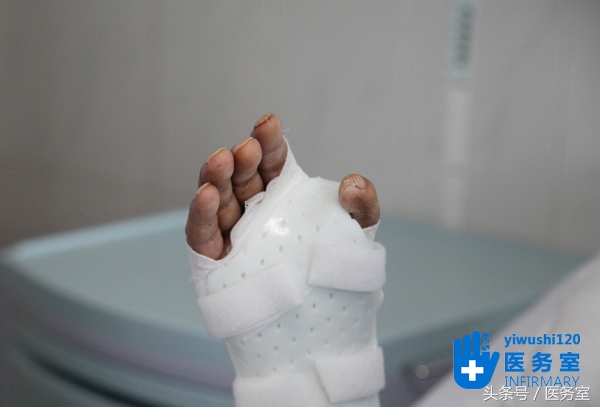 男子手指被轧断交警紧急送医,男子脚趾被电锯锯断交警开道送医