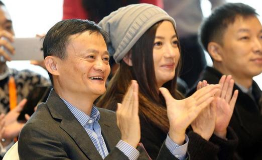 宝马发布新概念摩托车，配AR眼镜高科技范儿十足