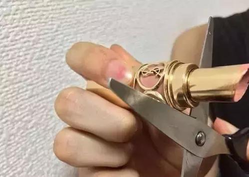 用完的ysl方管口红怎么弄出来,ysl小黑管口红使用方法
